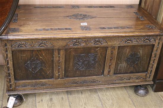 An oak blanket chest, W.90cm